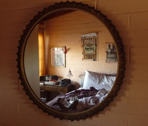 Có nên treo gương trong phòng ngủ?